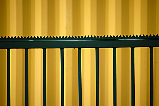 侧面视角,黄色,集装箱,正面,绿色,栅栏