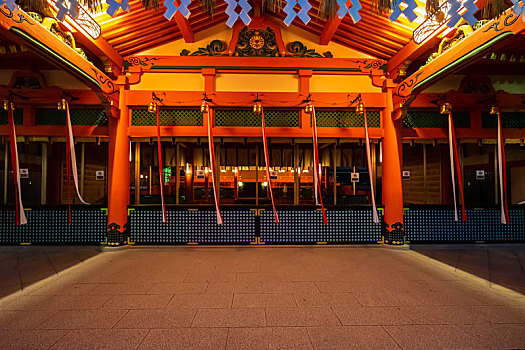 日本京都伏见稻荷大社币殿夜景特写