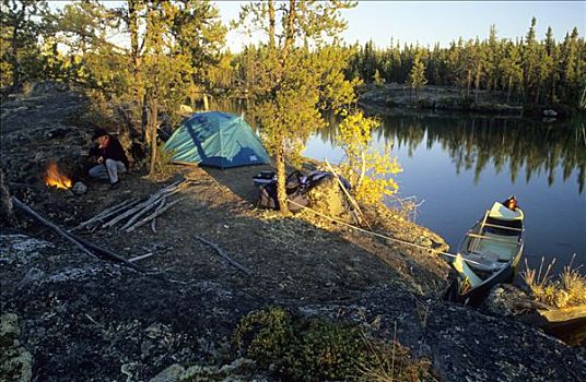 男人,营火,湖岸,加拿大西北地区,加拿大