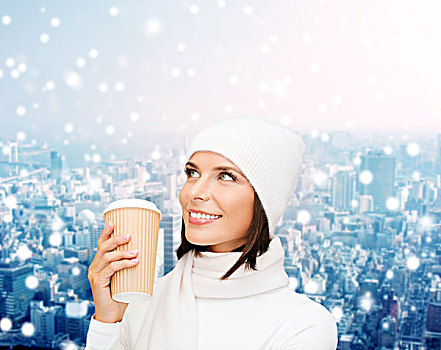 高兴,寒假,圣诞节,饮料,人,概念,微笑,少妇,白色,帽子,连指手套,咖啡杯,上方,雪,城市,背景