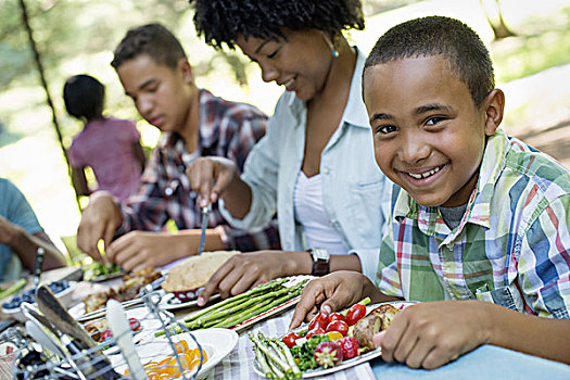 家庭,野餐,食物,大树,父母,孩子,帮助,新鲜水果,蔬菜