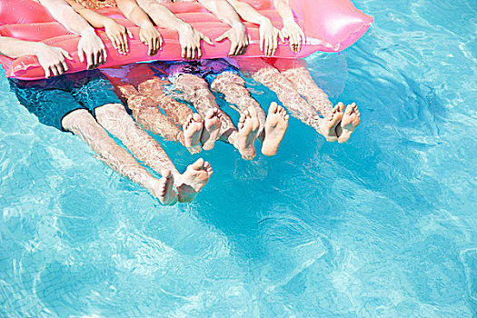 下部,四个,朋友,游泳池,拿着,充气筏,脚,水