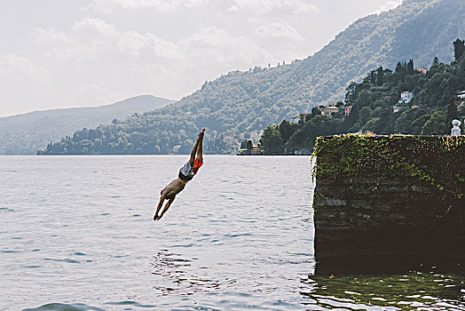 男青年,游泳,跳水,码头,科摩湖,伦巴第,意大利