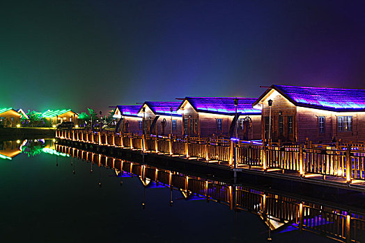 度假村夜景,海边木屋