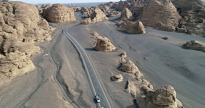 新疆哈密,公路修到荒原戈壁,游客欣赏奇景雅丹