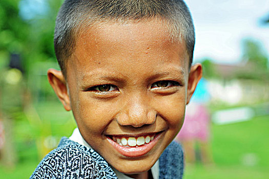 indonesia,sumatra,banda,aceh,portrait,of,boy,with,bright,eyes