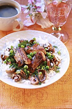 兔肉,米饭,豌豆,蘑菇