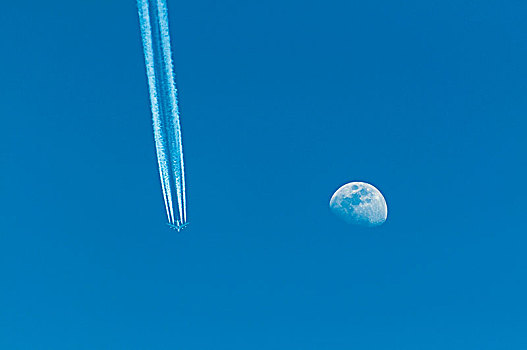 飞机,凝结尾迹,月亮,蓝色背景,天空