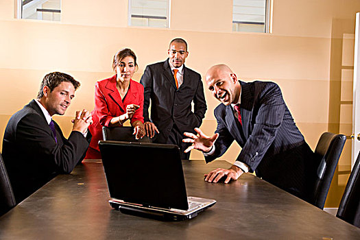 多种族,商务,经理,看,笔记本电脑,会议室