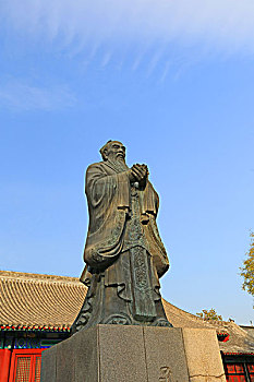 彝伦堂前孔子雕像