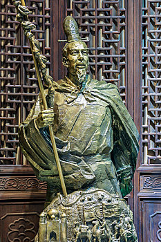 汉代出使西域的人物张骞的铜塑像