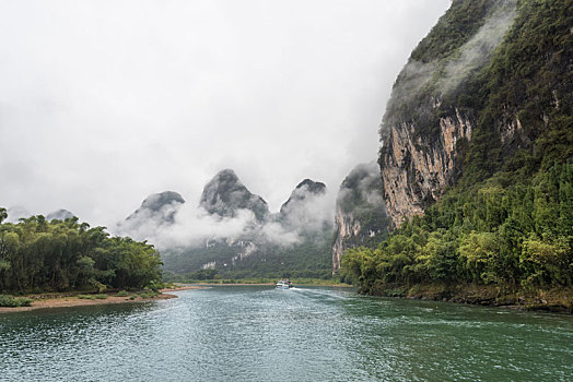 烟雨中的中国桂林漓江山水风光