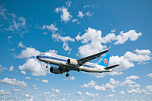 南方航空的飛機正降落重慶江北機場