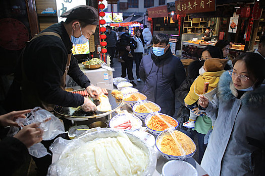 节日里的旅游小镇烟火气十足,套大鹅品美食赏花灯让人流连忘返