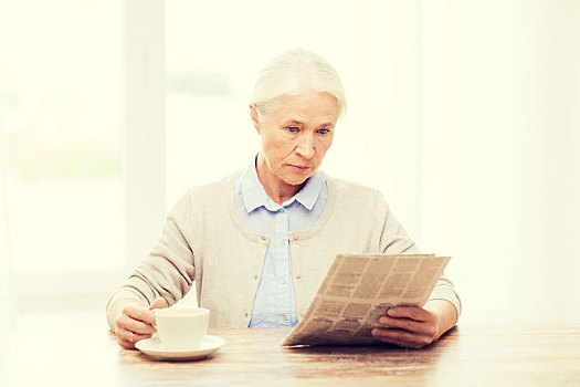 老年,女人,咖啡,读报,在家