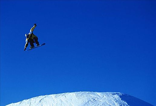 滑雪板玩家,跳跃,上方,山,卡尔加里,艾伯塔省,加拿大