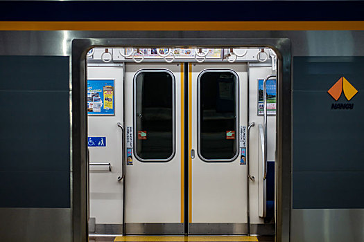 一列从大阪难波站驶来的列车正停靠在关西机场站