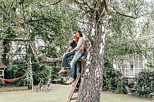 夫妻,坐,树上
