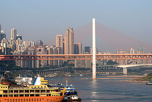 早晨的重庆渝中半岛和千厮门大桥