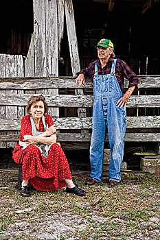 老年,夫妻,农场,靠近,谷仓