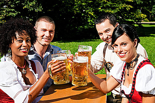 群体,四个人,两个,情侣,传统,巴伐利亚,连衣裙,皮短裤,阿尔斯村姑装,啤酒坊