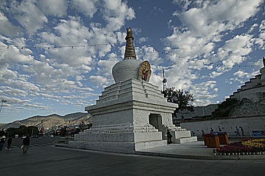 西藏拉萨布达拉宫白塔