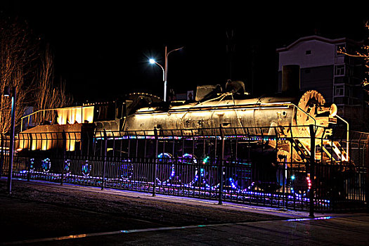 夜晚霓虹灯装饰的老火车头