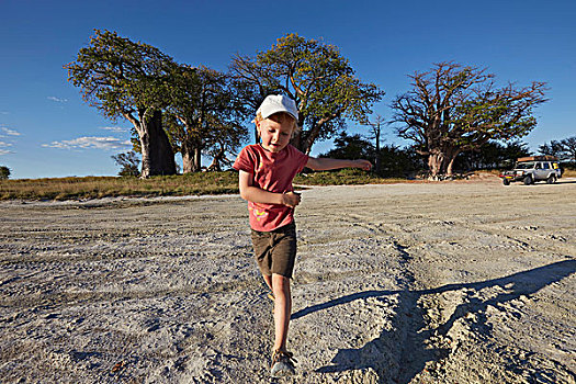男孩,玩,碎石路,国家公园,卡拉哈里沙漠,非洲