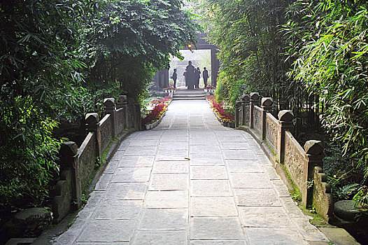 刘备墓位于成都市南郊武侯祠内之正殿西侧,正中镶嵌菱形石雕