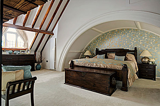 双人床,深棕色,木框,拱形,拱顶,教堂,室内