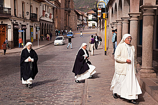 南美,秘鲁,库斯科市,三个,女僧侣,穿过,街道,世界遗产