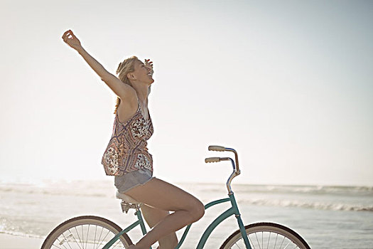 侧面视角,愉悦,女人,骑自行车,海滩,晴天