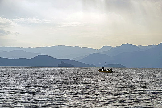 泸沽湖上的木船