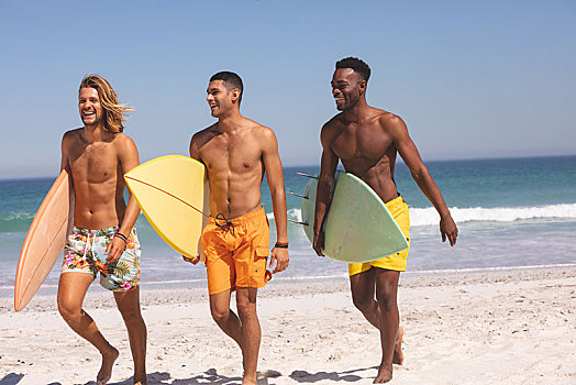 高兴,男性,朋友,走,冲浪板,海滩