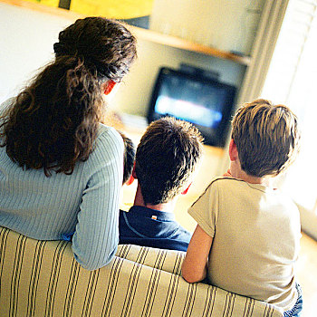 家庭,坐,沙发,看电视,后视图