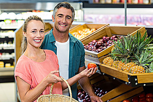 幸福伴侣,拿着,西红柿,超市