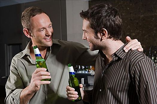 两个男人,喝,酒吧