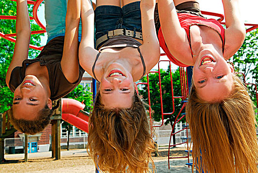 三个,女孩,悬挂,倒立,公园,笑
