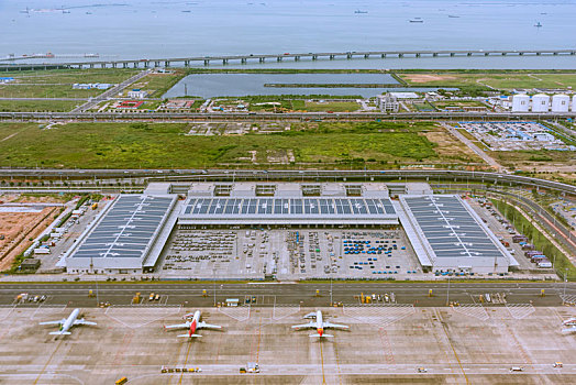 航拍深圳宝安机场建筑和广深沿江高速大桥