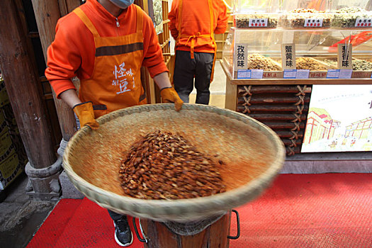 重庆渝中十八梯美食,怪味胡豆制作