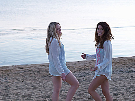 两个,美女,朋友,站立,交谈,海滩,黄昏,墨尔本,澳大利亚