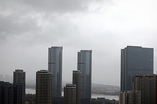 山东省日照市,港城遭倾盆暴雨侵袭,气象部门提醒市民减少外出