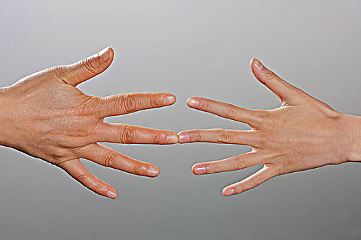 五指展开相对的两只手