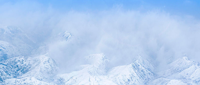 山西省运城市迎来2020年首场雪,俯瞰白雪皑皑中条山云雾飘渺犹如仙境