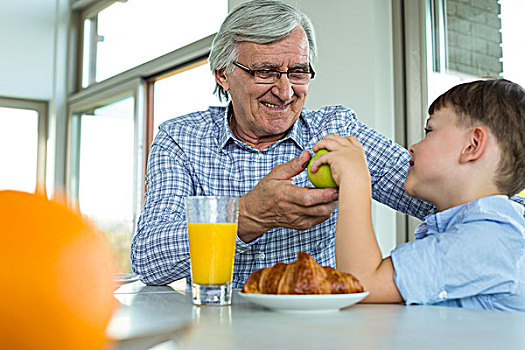爷爷,孙子,吃早餐,厨房
