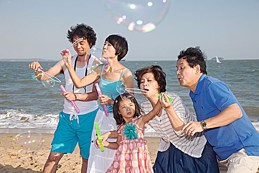 东方家庭在海边玩乐