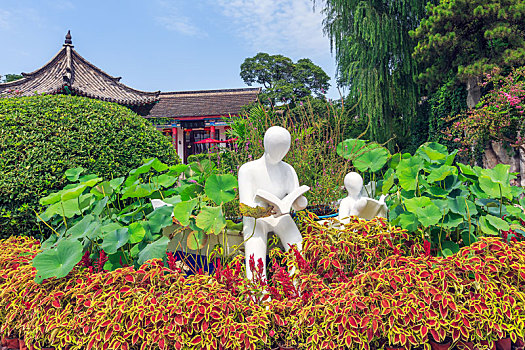 济南大明湖公园花丛间读书人雕塑