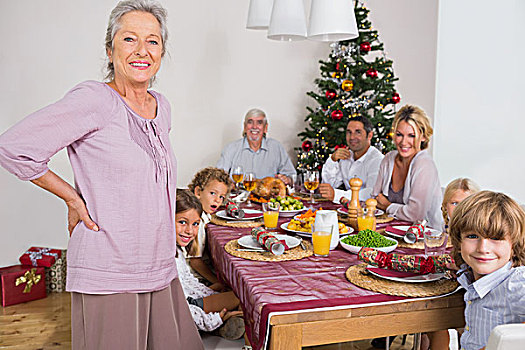 微笑,祖母,站立,旁侧,餐桌,圣诞节