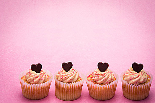四个,情人节,杯形蛋糕,排列,粉色背景