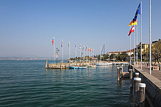 旗帜,港口,西尔米奥奈,加尔达湖,伦巴第,意大利,欧洲